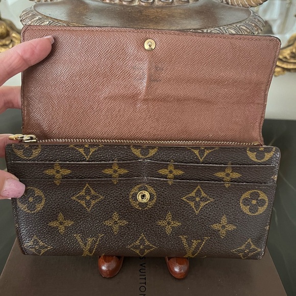 Louis Vuitton Monogram Sarah Wallet w/chain - Picture 7 of 16